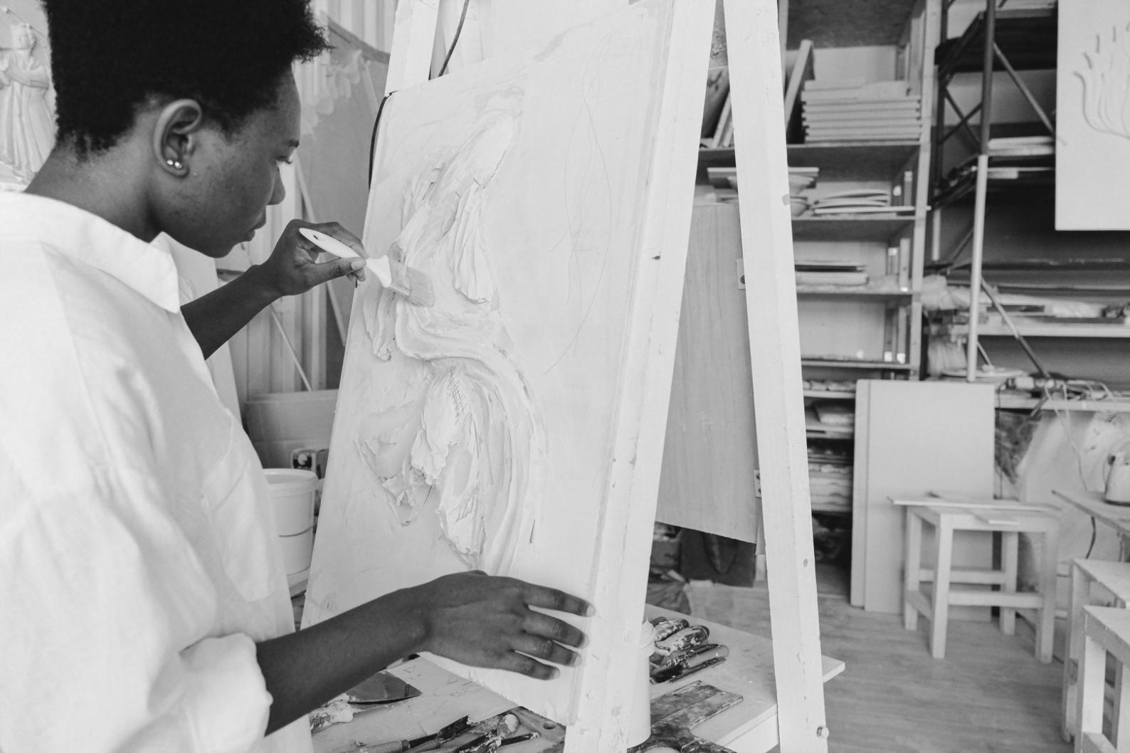 Étudiant travaillant sur une illustration créative dans notre atelier